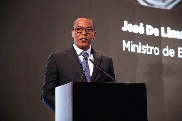 A mansão multimilionária na Quinta Patino pertencente ao Ministro de Estado da Coordenação Económica, José de Lima Massano, já tem a construção concluída