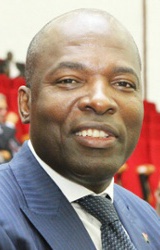 MOXICO DOM 14+2 ACIRRA A SUA LUTA EM COMBATER ATÉ A EXAUSTÃO QUADROS SÉNIORES DO PARTIDO E CONTINUA A GABAR- SE DE SER O DECANO DOS GOVERNADORES EM ANGOLA