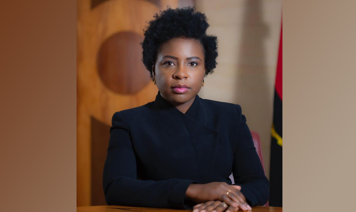 É HORA DA MINISTRA VERA DAVES COMEÇAR A EMBRULHAR PRESENTES