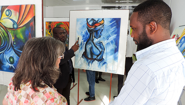 Feitos da mulher são retratados em exposição de artes plásticas