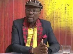 ESSA É BOA: «ANGOLA É O ÚNICO PAÍS DO MUNDO QUE CONSOME RABOS (CUS) DE FRANGO JARDADOS», DISSE O JORNALISTA WILLIAM TONET