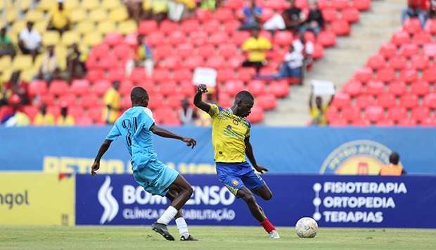 Petro volta às vitórias e acelera para o título