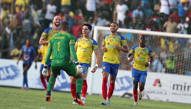 Petro alarga vantagem após triunfo sobre o Interclube
