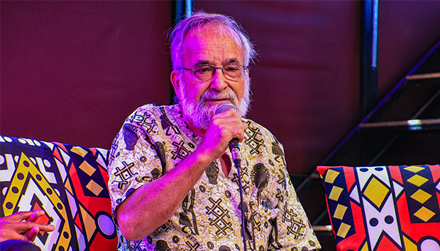 AP Kituxi enluta classe da literatura angolana