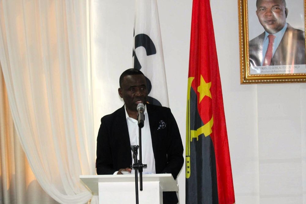 Os funcionários dos Caminhos-de-Ferro de Moçâmedes (CFM), na província do Namibe, denunciam um ambiente de medo e opressão sob a liderança do delegado Francisco Mário. Acusações incluem abuso de poder, intimidação e gestão autoritária, criando um clima de terror no local de trabalho. Fontes do Imparcial Press apontam que Francisco Mário trata a instituição como propriedade pessoal, semeando desconfiança e prepotência entre os trabalhadores. Os mesmos relatam que colegas próximos ao delegado, embora o bajulem, expressam insatisfação nos bastidores, questionando sua permanência no cargo. Diante dessas situações, trabalhadores e cidadãos apelam às autoridades competentes, incluindo o Ministério dos Transportes e a Procuradoria-Geral da República, para que investiguem as denúncias e tomem medidas adequadas. Em Novembro de 2023, mais de 1.500 trabalhadores do CFM nas províncias do Namibe, Huíla e Cuando Cubango entraram em greve, exigindo melhores salários e condições de trabalho. A greve foi motivada pelo não cumprimento das exigências apresentadas ao conselho de administração da empresa. Já em Março do ano em curso, realizou-se uma Assembleia Ordinária do Caminho de Ferro de Moçâmedes (CFM-EP), com o objectivo de ouvir as preocupações dos trabalhadores e discutir melhorias para a empresa. Na ocasião, o presidente do Conselho de Administração do CFM, António Coelho da Cruz, realçou que estão em curso medidas para garantir melhores condições laborais. “Quero resolver os problemas do CFM com vocês. Eu também vim da base e entendo as dificuldades de cada um, mas não será com greves ou ameaças que conseguiremos avançar”, afirmou. A Comissão Sindical, representada pelo primeiro-secretário Helândio Firmino, apresentou preocupações relacionadas à qualidade da alimentação nos refeitórios e solicitou esclarecimentos sobre os benefícios da futura concessão.