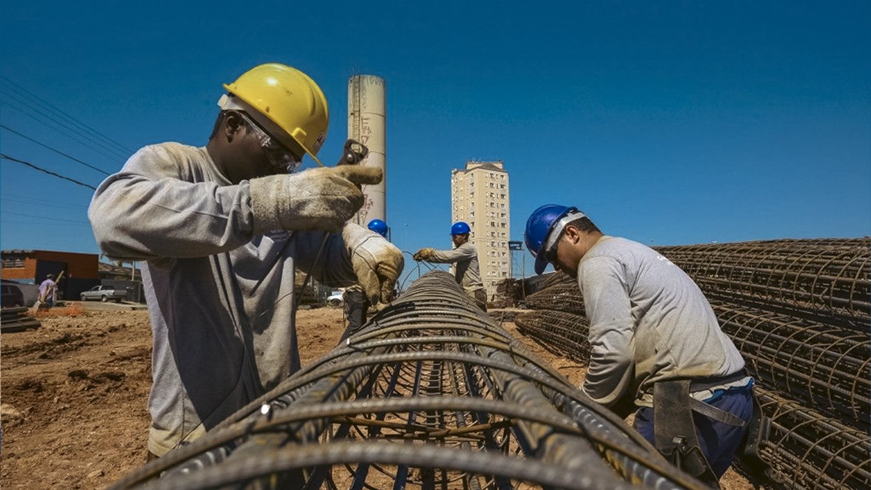 Taxa de desemprego cai pelo III trimestre consecutivo