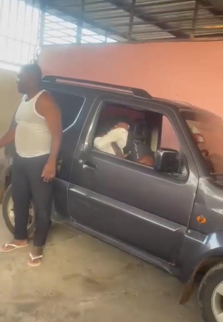 Após se divertir com a amante fora de casa, o cidadão perdeu o controle e acabou levando-a para a residência (casa) onde vive com a família."