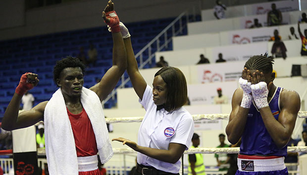 Sandro supera adversário no combate mais esperado