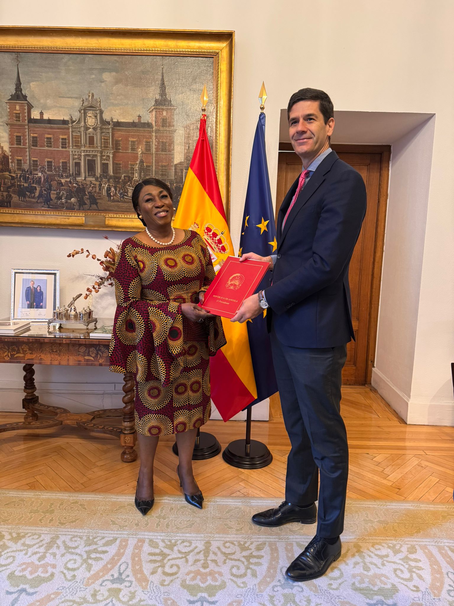 S.E. EMBAIXADORA EXTRAORDINÁRIA E PLENIPOTENCIÁRIA DA REPÚBLICA DE ANGOLA NO REINO DE ESPANHA, ENTREGA DE CARTAS FIGURADAS