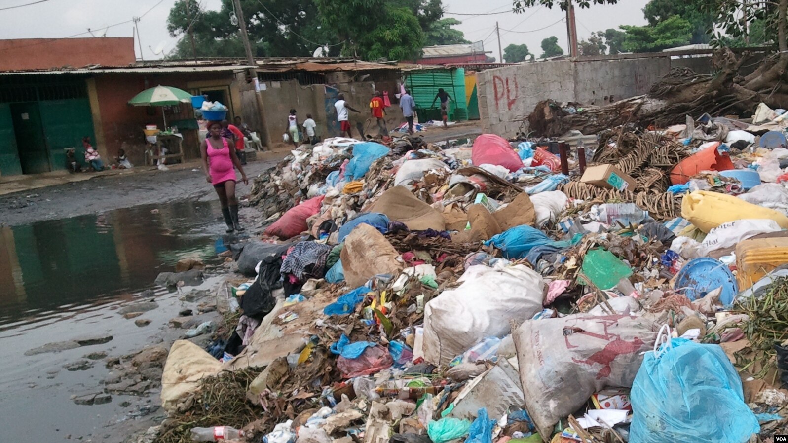 ANGOLA FIGURA ENTRE 12 PAÍSES DO MUNDO ONDE O RITMO DE ‘CRIAÇÃO’ DE POBRES É MAIOR DO QUE O RITMO DE SAÍDA DESSA CONDIÇÃO