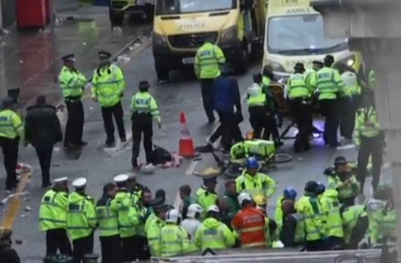 "Um maníaco atropelou todo mundo. As pessoas presas debaixo do carro ficaram completamente machucadas. As portas do carro foram arrancadas".