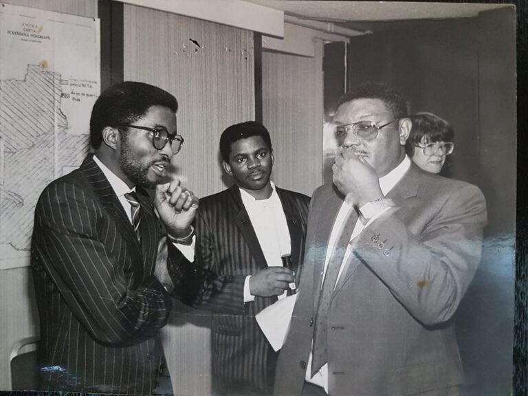 GENERAL GATO REVELA QUE MPLA QUERIA CORROMPER JONAS SAVIMBI COM 10 MILHÕES DE DÓLARES