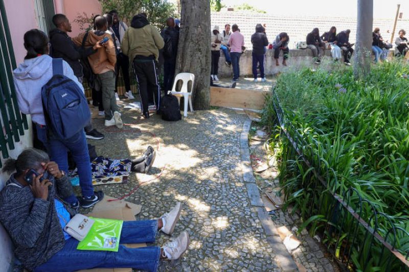 Portugal: Imigrantes angolanos esperam dias e dormem na rua para validar documentos