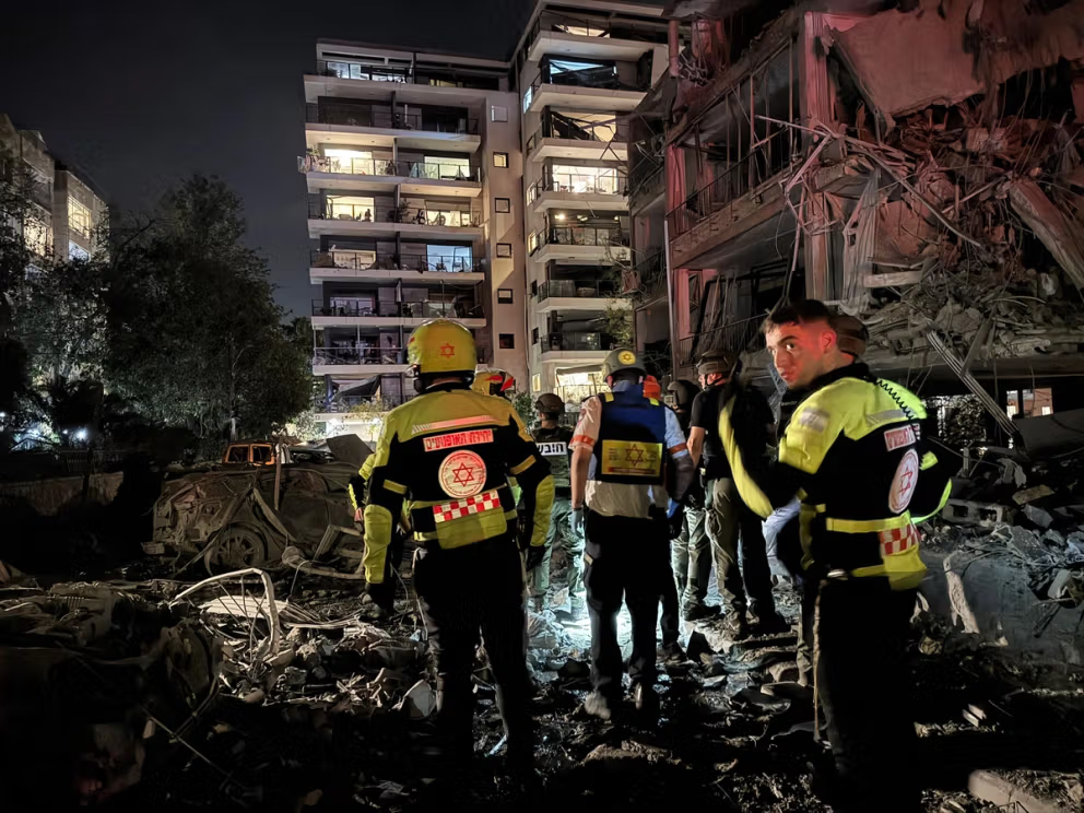 Irã lança mísseis contra Israel e atinge prédio residencial