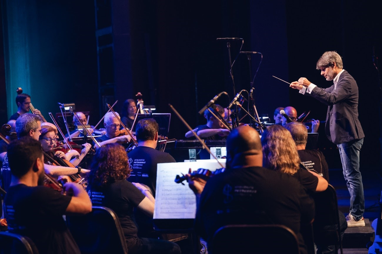 o Samba a Bach: Com 30 anos de carreira, Felipe Prazeres, o maestro que une tradição e ousadia, leva orquestra brasileira à Europa 