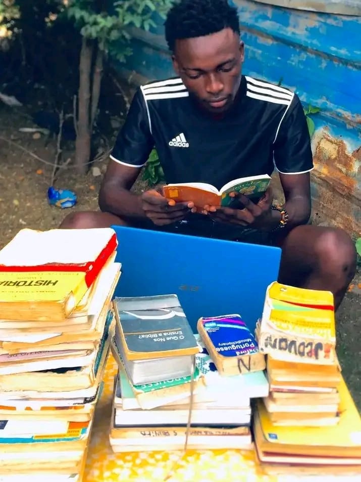 manifestante e detido agredido roubado pela polícia durante protesto em Luanda