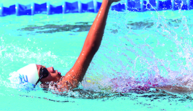 O Campeonato Nacional Absoluto de natação, em ambos os sexos, começa hoje, às 18h00, na Piscina de Alvalade com a participação de mais de cem nadadores, numa organização da Federação Angolana da modalidade (FAN). Atletas em representação de seis clubes, sendo cinco de Luanda e um da província do Huambo, disputam o troféu. Clube Náutico da Ilha de Luanda (CNIL), 1°. de Agosto, Barracudas, Onda Sport Clube e Golfinhos são os clubes da capital com presença confirmada, à semelhança do Núcleo do Planalto Central. Em declarações ao Jornal de Angola, Carlos Alberto, treinador principal do CNIL, esclareceu que entra na corrida pelo título com uma equipa desfalcada, por causa do envolvimento dos nadadores nacionais nos Jogos da SADC, com palco na Namíbia, e a disputa do Campeonato do Mundo, a decorrer na Singapura. O Clube Náutico é um dos candidatos ao ceptro, pois, o detém há seis épocas. “A maioria dos atletas das selecções nacionais é do CNIL. Os Jogos da Região 5 são disputados em simultâneo com os Absolutos. Deste modo, os nadadores mais rápidos da equipa falham a competição nacional”, referiu. Questionado sobre a estratégia a ser utilizada pela equipa técnica para lutar pelo pódio, o treinador avançou que apesar do desfalque do conjunto, “estamos presentes de corpo e alma na prova para representar o clube condignamente. Almejamos levar para casa o troféu em absoluto em feminino, pois, há seis anos repousa na nossa galeria”. As braçadas voltam a agitar a piscina amanhã no mesmo horário, ao passo que sábado e domingo estão previstas para às 9h00 no período da manhã e à tarde às 16h00, respectivamente.