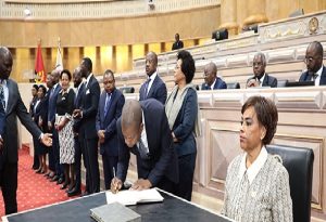 UNITA GRITA “BATOTA NÃO” E “VERGONHA” NA POSSE DE NOVOS MEMBROS DA CNE ANGOLANA