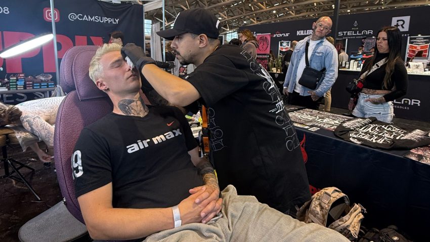 Tatuador do Rio de Janeiro para o Mundo: a trajetória de Caio Cruz