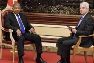 CARLOS ALBERTO CRITICA PROFISSIONALISMO DO JORNALISTA DA CNN NA ENTREVISTA COM JOÃO LOURENÇO