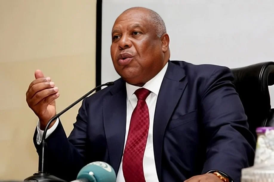 Higino Carneiro pré-candidato à liderança do MPLA propõe romper com o "sim, Chefe"