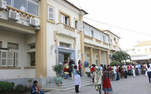 Luanda: Enfermeira da Maternidade Augusto Ngangula está a ser julgada por medicar uma parturiente, que após tomar o medicamento faleceu